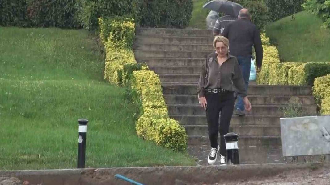 İstanbul'da sağanak sele dönüştü: İstinat duvarı çöktü, yollar göle döndü... 11